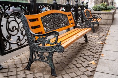 Rustaveli Bulvarı, Tiflis, Georgia 'daki eski çelik banklar.