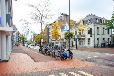 Amsterdam, Hollanda - 15 Ekim 2019 Amsterdam 'daki tipik renkli binalar, seyahat