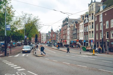 Amsterdam, Hollanda - 15 Ekim 2019 Amsterdam 'daki tipik renkli binalar, seyahat