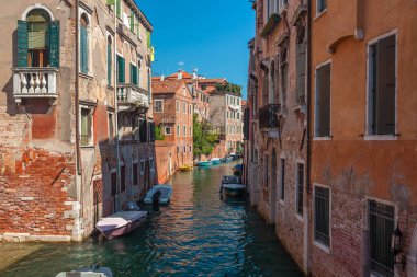 İtalya, Venedik 'te tekne ve gondollu dar kanal manzarası. Venedik Avrupa 'nın popüler bir turizm beldesidir.