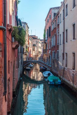 İtalya, Venedik 'te tekne ve gondollu dar kanal manzarası. Venedik Avrupa 'nın popüler bir turizm beldesidir.