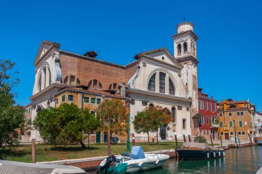 İtalya, Venedik 'te tekne ve gondollu dar kanal manzarası. Venedik Avrupa 'nın popüler bir turizm beldesidir.