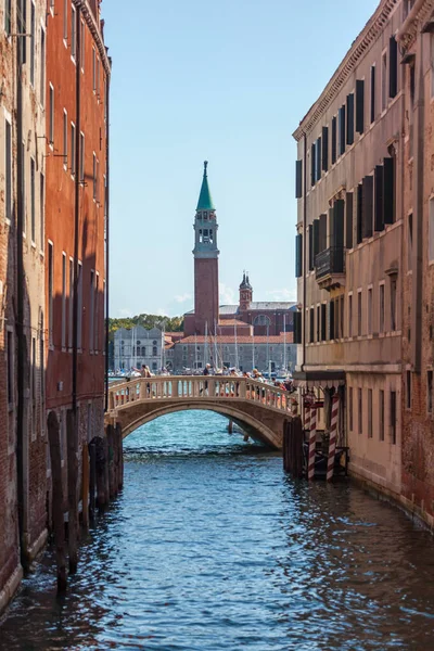 Blick Auf Den Engen Kanal Mit Booten Und Gondeln Venedig — Stockfoto