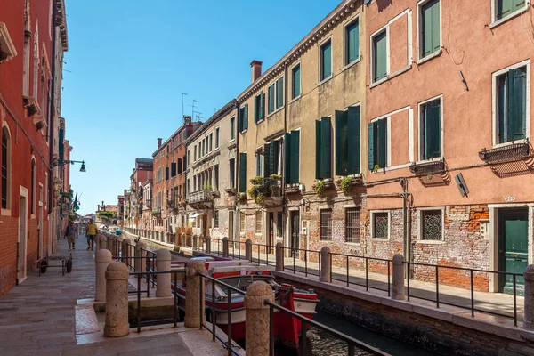 View Narrow Canal Boats Gondolas Venice Italy Venice Popular Tourist — Stock Photo, Image