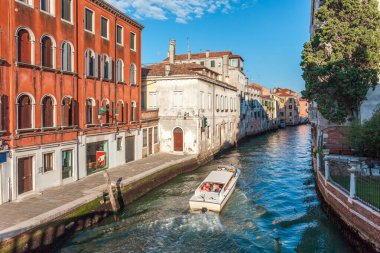 İtalya, Venedik 'te tekne ve gondollu dar kanal manzarası. Venedik Avrupa 'nın popüler bir turizm beldesidir.