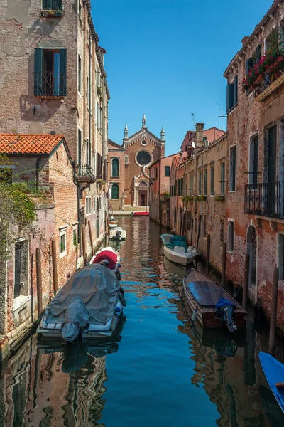 Вид Узкий Канал Лодками Гондолами Венице Италия Венеция Популярное Туристическое — стоковое фото
