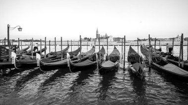 Venedik 'te San Giorgio di Maggiore kilisesi ile demirlemiş Gondolas' ın siyah beyaz fotoğrafı İtalya 'da seyahat ediyor.