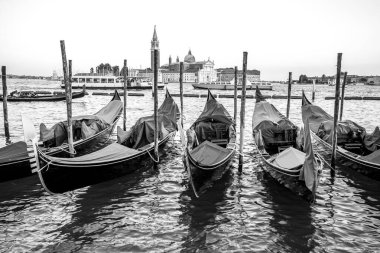 Venedik 'te San Giorgio di Maggiore kilisesi ile demirlemiş Gondolas' ın siyah beyaz fotoğrafı İtalya 'da seyahat ediyor.