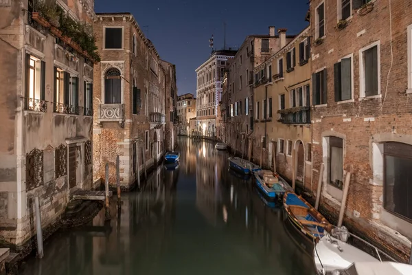 Узкий Канал Лодками Старинными Домами Сумерках Венеция Ночью Италия Традиционная — стоковое фото