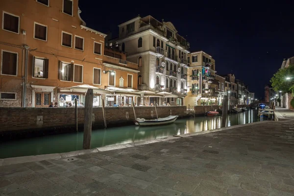 Canal Estrecho Con Botes Casas Época Atardecer Venecia Por Noche — Foto de Stock