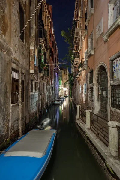 Canal Estreito Com Barcos Casas Vintage Entardecer Veneza Cidade Noite — Fotografia de Stock