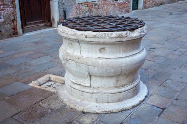 İtalya, Venedik 'te bir meydanda yağmur suyu için antik taş kuyusu