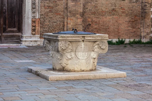 Antiguo Pozo Piedra Para Agua Lluvia Una Plaza Venecia Italia — Foto de Stock