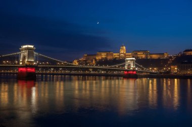 Geceleri Tuna Nehri üzerindeki Szechenyi Zincir Köprüsü. Budapeşte, Macaristan. Seyahat.