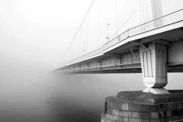 Мост Елизаветы Туманным Утром Будапеште Соединяющий Буду Пешт Через Дунай — стоковое фото