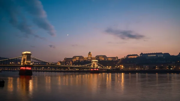 Gyönyörű Kilátás Nyílik Széchenyi Lánchídra Duna Felett Éjszaka Budapesten Utazás — Stock Fotó