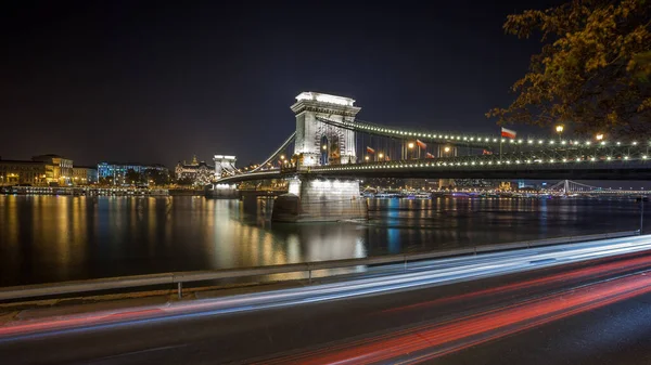 夜にはドナウ川のSechenyiチェーン橋 ハンガリー ブダペスト旅行 — ストック写真