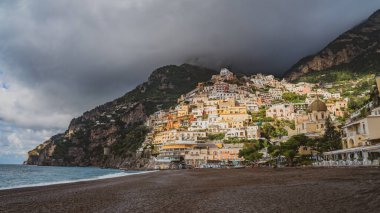 İtalya 'nın ünlü amalfi kıyısındaki Positano kasabasıyla güzel bir manzara. Seyahat