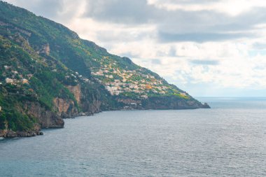 İtalya 'nın ünlü amalfi kıyısındaki Positano kasabasıyla güzel bir manzara. Seyahat