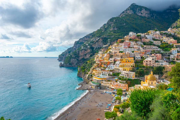 有名なアマルフィ海岸 イタリアのポジターノの町と美しい風景 — ストック写真