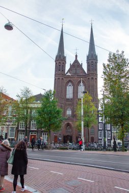 Amsterdam, Hollanda - 15 Ekim 2019: De Krijtberg Kerk Amsterdam 'da bir Roma Katolik kilisesidir. Din