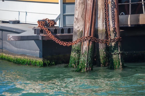 Pier Dřevěných Sloupů Připevněno Společně Zrezivělé Řetězy Canal Benátky Itálie — Stock fotografie