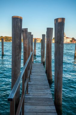 Venedik, İtalya'üzerinde paslanmış zincirleri tarafından birlikte sıkılaştırdık İskelesi ahşap direklerin