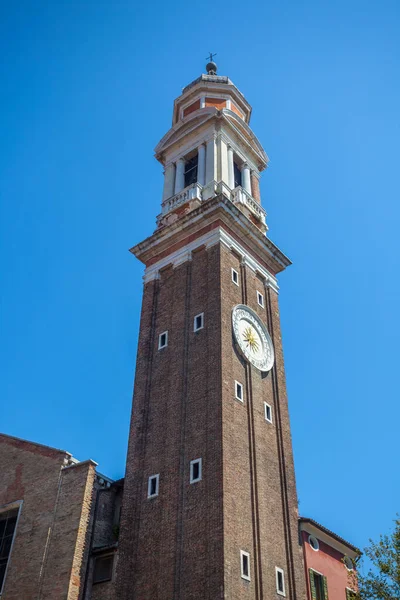 Věž Kostela Santi Apostoli Benátkách Proti Modré Obloze Itálie — Stock fotografie