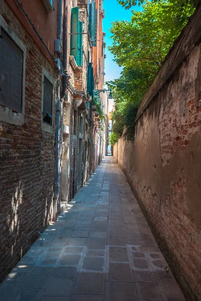 Calle Más Estrecha Venecia Entre Muros Ladrillo Italia Viajes — Foto de Stock
