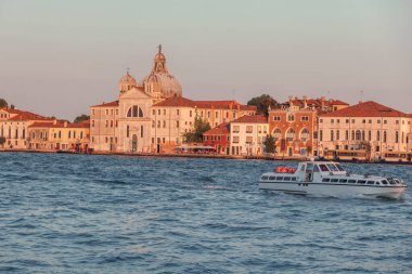 Gün batımında Giudecca Adası 'ndaki Santa Maria della Presentazione Kilisesi manzarası