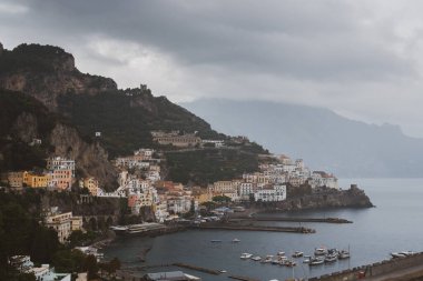 Akdeniz kıyısındaki Amalfi şehri İtalya 'da seyahat ediyor.