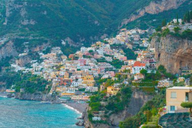 İtalya 'nın ünlü amalfi kıyısındaki Positano kasabasıyla güzel bir manzara. Seyahat