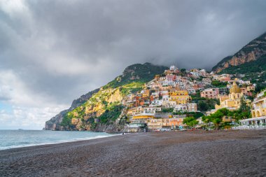 İtalya 'nın ünlü amalfi kıyısındaki Positano kasabasıyla güzel bir manzara. Seyahat