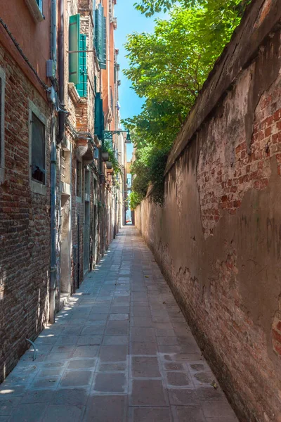 Calle Más Estrecha Venecia Entre Muros Ladrillo Italia Viajes — Foto de Stock