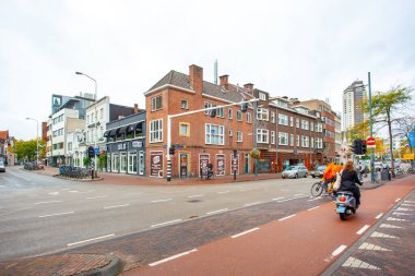 Amsterdam, Hollanda - 15 Ekim 2019 Amsterdam 'daki tipik renkli binalar, seyahat