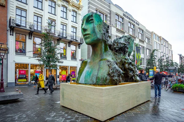 Amsterdam Holandia Października 2019 Nowoczesna Rzeźba Głowy Kobiety Pobliżu Placu — Zdjęcie stockowe