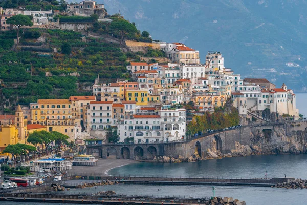 地中海の海岸線にあるAmalfiの街並み イタリアで旅行 — ストック写真