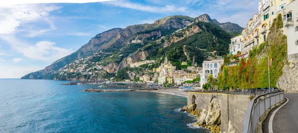 Paesaggio Urbano Amalfitano Sulla Costa Del Mar Mediterraneo Viaggiando Italia — Foto Stock