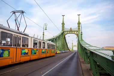 Budapeşte, Macaristan - 10 Kasım 2018: Budapeşte 'deki Özgürlük Köprüsü. Macaristan 'a Seyahat