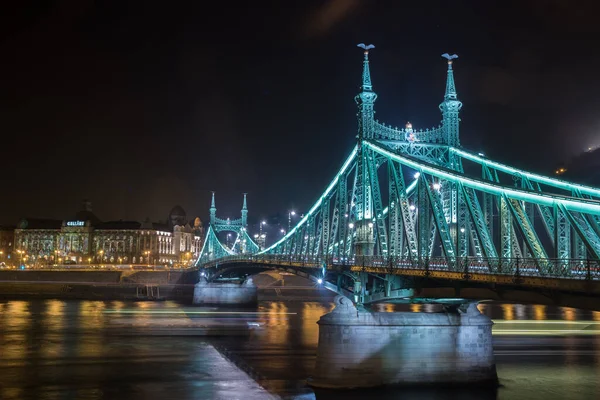Budapeşte Macaristan Kasım 2018 Budapeşte Deki Özgürlük Köprüsü Gece Yolculuk — Stok fotoğraf
