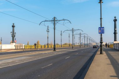 Budapeşte, Macaristan - 12 Kasım 2018: Budapeşte 'deki Margaret Köprüsü, Tuna Nehri üzerinden Buda ve Pest' i bağlıyor