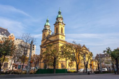 Budapeşte, Macaristan - 10 Kasım 2018: Budapeşte, Macaristan 'daki güzel sarı kilise. Din