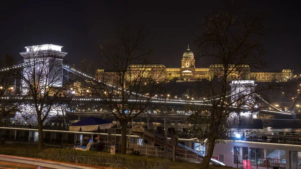 Budapest Magyarország 2018 November Budavári Palota Duna Partján Éjjel Megvilágítva — Stock Fotó