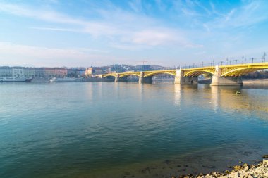 Budapeşte, Macaristan 'daki Margaret Köprüsü' nün manzarası, Buda ve Pest 'i Tuna Nehri' nden geçirip Margaret Adası 'nı birbirine bağlıyor..