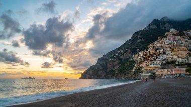 Gün batımında ünlü Alamfi Sahili 'nde Positano kasabasıyla güzel bir manzara. Seyahat