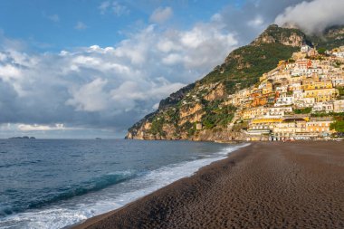 İtalya 'nın ünlü amalfi kıyısındaki Positano kasabasıyla güzel bir manzara. Seyahat