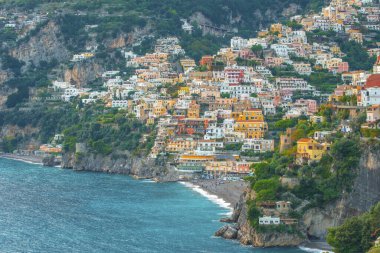 İtalya 'nın ünlü amalfi kıyısındaki Positano kasabasıyla güzel bir manzara. Seyahat