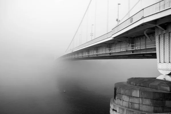 Most Elżbiety Mglisty Poranek Budapeszcie Łączący Budę Peszt Przez Dunaj — Zdjęcie stockowe