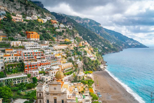有名なアマルフィ海岸 イタリアのポジターノの町と美しい風景 — ストック写真