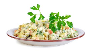 Tabaktaki çeşitli haşlanmış sebzelerin sirke salatası, beyaz üzerine izole edilmiş.